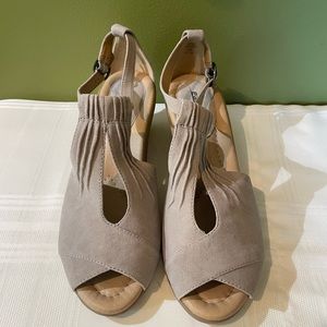 New Earth Caper Ginger Tan Suede Open Toe Wedge Sandal - 10